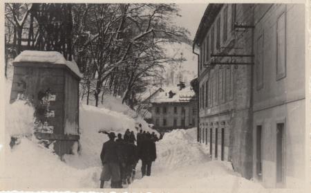 Kidanje snega v Idriji_Foto Grapa Idrija